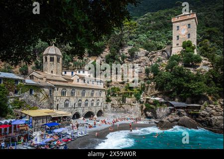 Magie von Ligurien. Zeitlose Bilder. Antike Abtei von San Fruttuoso, Bucht und historisches Gebäude, das von der FAI bewacht wird. Italienischer Umweltfonds. Stockfoto