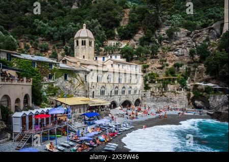 Magie von Ligurien. Zeitlose Bilder. Antike Abtei von San Fruttuoso, Bucht und historisches Gebäude, das von der FAI bewacht wird. Italienischer Umweltfonds. Stockfoto