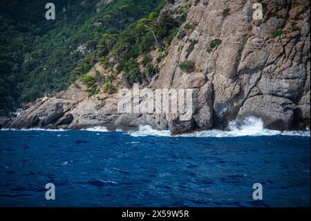 Magie von Ligurien. Zeitlose Bilder. Antike Abtei von San Fruttuoso, Bucht und historisches Gebäude, das von der FAI bewacht wird. Italienischer Umweltfonds. Stockfoto