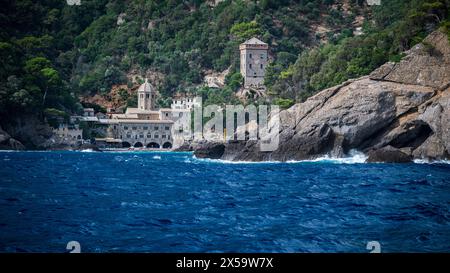 Magie von Ligurien. Zeitlose Bilder. Antike Abtei von San Fruttuoso, Bucht und historisches Gebäude, das von der FAI bewacht wird. Italienischer Umweltfonds. Stockfoto