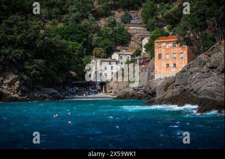 Magie von Ligurien. Zeitlose Bilder. Antike Abtei von San Fruttuoso, Bucht und historisches Gebäude, das von der FAI bewacht wird. Italienischer Umweltfonds. Stockfoto
