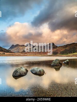 Blea Tarn, Lake District, Cumbria, England. Blea Tarn ist ein kleiner See in einem hängenden Tal zwischen Little Langdale und dem größeren Great Langdale to Stockfoto