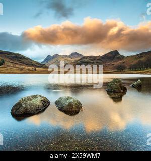 Blea Tarn, Lake District, Cumbria, England. Blea Tarn ist ein kleiner See in einem hängenden Tal zwischen Little Langdale und dem größeren Great Langdale to Stockfoto