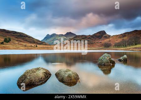 Blea Tarn, Lake District, Cumbria, England. Blea Tarn ist ein kleiner See in einem hängenden Tal zwischen Little Langdale und dem größeren Great Langdale to Stockfoto