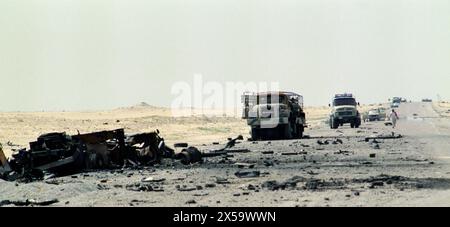 Erster Golfkrieg: 4. März 1991 zerstörte und verlassene irakische Militärfahrzeuge, die entlang der Route 801, der Straße nach um Qasr, nördlich von Kuwait City, verstreut waren. Stockfoto