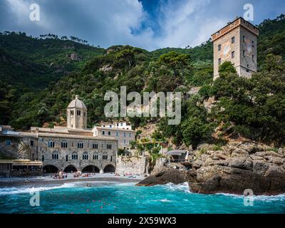 Magie von Ligurien. Zeitlose Bilder. Antike Abtei von San Fruttuoso, Bucht und historisches Gebäude, das von der FAI bewacht wird. Italienischer Umweltfonds. Stockfoto