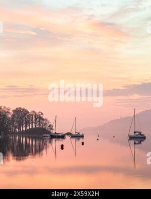 Morning Reflections on Windermere, vom Waterhead Pier, Cumbria, England. Windermere ist nach Länge, Fläche und Volumen der größte See Englands. Der lak Stockfoto