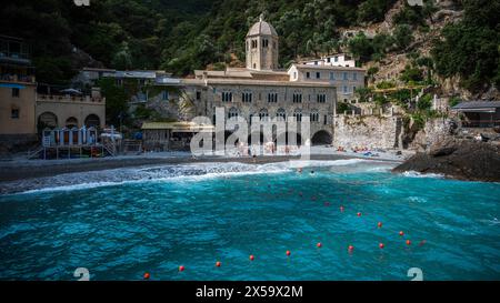 Magie von Ligurien. Zeitlose Bilder. Antike Abtei von San Fruttuoso, Bucht und historisches Gebäude, das von der FAI bewacht wird. Italienischer Umweltfonds. Stockfoto