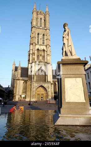 Denkmal für Jan Frans Willems und St. Bavo's Cathedral in Sint Baafsplein. Gent. Flandern, Belgien Stockfoto