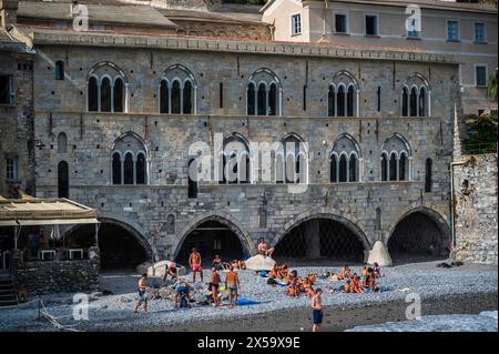 Magie von Ligurien. Zeitlose Bilder. Antike Abtei von San Fruttuoso, Bucht und historisches Gebäude, das von der FAI bewacht wird. Italienischer Umweltfonds. Stockfoto