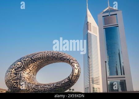 Dubai, VAE - 16. Januar 2024: Dubai Museum of the Future from sheikh zayed Road. Modernes futuristisches Museum, erbaut nach dem Entwurf des Architekten Shaun Killa. Skyline der Stadt. Stockfoto