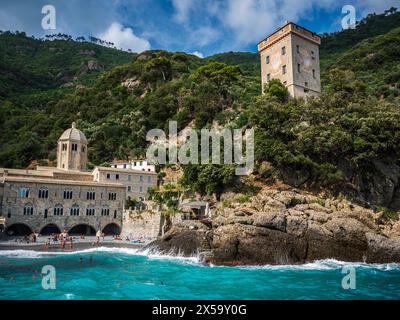 Magie von Ligurien. Zeitlose Bilder. Antike Abtei von San Fruttuoso, Bucht und historisches Gebäude, das von der FAI bewacht wird. Italienischer Umweltfonds. Stockfoto