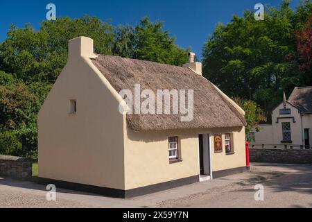 Republik Irland, County Clare, Bunratty Folk Park, Village Street aus dem 19. Jahrhundert, Reetdachhaus. Stockfoto