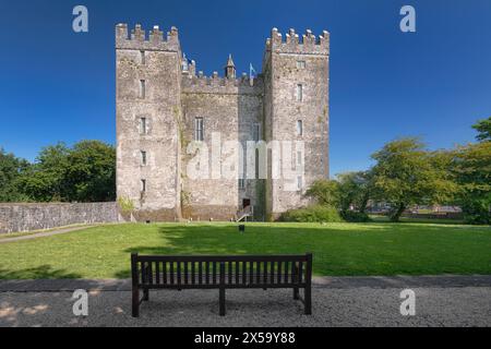 Republik Irland, County Clare, Bunratty Castle, ein großes Turmhaus aus dem 15. Jahrhundert, das von der Familie MacNamara um 1425 erbaut wurde. Stockfoto