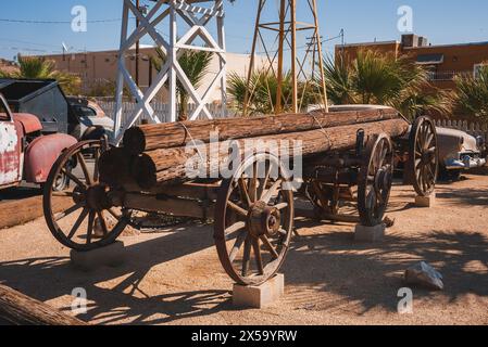 Alter Holzwagen und Oldtimer an der historischen Route 66 in Barstow, USA Stockfoto