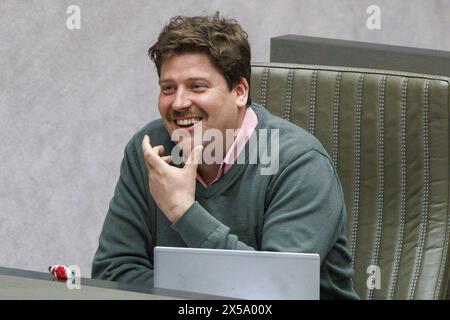 Brüssel, Belgien Mai 2024. Jeremie Vaneeckhout von Groen auf einer Plenartagung des flämischen Parlaments am Mittwoch, den 8. Mai 2024 in Brüssel. BELGA FOTO NICOLAS MAETERLINCK Credit: Belga News Agency/Alamy Live News Stockfoto