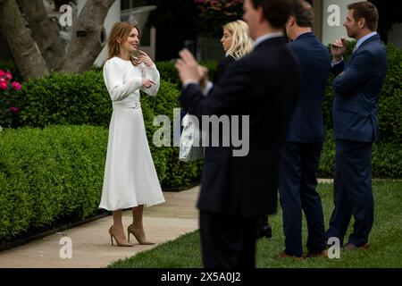 Washington, Usa. Mai 2024. Popikone Geri Halliwell von den Spice Girls (links) und US-Kongressabgeordneter Eric Swalwell (D-CA) (rechts) spazieren durch den Rosengarten, nachdem Präsident Joe Biden während einer privaten Tour durch das Weiße Haus am 8. Mai 2024 in Washington in Marine One vom South Lawn aus startete. DC der Präsident reist zu Kampagnenveranstaltungen in Racine County, Wisconsin, und Chicago, Illinois. (Foto: Samuel Corum/SIPA USA) Credit: SIPA USA/Alamy Live News Stockfoto