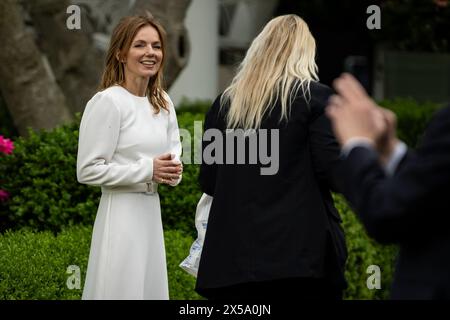 Washington, Usa. Mai 2024. Popikone Geri Halliwell von den Spice Girls (links) spaziert durch den Rosengarten, nachdem Präsident Joe Biden während einer privaten Tour durch das Weiße Haus am 8. Mai 2024 in Washington vom South Lawn aus in Marine One abfährt. DC der Präsident reist zu Kampagnenveranstaltungen in Racine County, Wisconsin, und Chicago, Illinois. (Foto: Samuel Corum/SIPA USA) Credit: SIPA USA/Alamy Live News Stockfoto