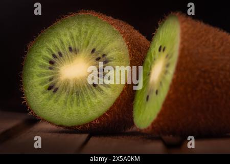 Kiwifrucht oder chinesische Stachelbeere in zwei Hälften geschnitten Stockfoto