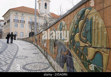 Keramik-Wandbild am Platz der Republik, Aveiro. Beira Litoral, Portugal Stockfoto