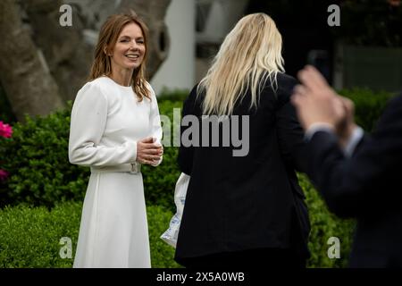 Washington, Usa. Mai 2024. Popikone Geri Halliwell von den Spice Girls (L) spaziert durch den Rosengarten, nachdem Präsident Joe Biden während einer privaten Tour durch das Weiße Haus am Mittwoch, den 8. Mai 2024 in Washington, DC, von der South Lawn aus in Marine One abfährt. Foto: Samuel Corum/UPI Credit: UPI/Alamy Live News Stockfoto