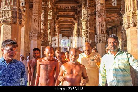 7. Mai 2024, Ajmer, Rajasthan, Indien: Jain Mönche besuchten die Dhai DIN Ke Jhopda Moschee in Ajmer. Unter der Leitung von Muni Sunil Sagar Maharaj marschierten Mitglieder der Jain-Gemeinde am Dienstag um 6:30 Uhr barfuß zum Denkmal Adhai DIN Ka Jhopra aus dem 12. Jahrhundert, einer funktionierenden Moschee in einem dicht muslimisch besiedelten Gebiet, und behaupteten, dass es jahrhundertelang Tradition gewesen sei, Gebete zu geben. Die Jain-Mönche wurden von Führern des Vishwa Hindu Parishad (VHP) begleitet. Sie behaupteten, dass das Gelände ursprünglich eine Sanskritschule war, bevor es im 12. Jahrhundert in eine Moschee umgewandelt wurde. Der Standort ist des Stockfoto