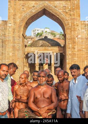 7. Mai 2024, Ajmer, Rajasthan, Indien: Jain Mönche besuchten die Dhai DIN Ke Jhopda Moschee in Ajmer. Unter der Leitung von Muni Sunil Sagar Maharaj marschierten Mitglieder der Jain-Gemeinde am Dienstag um 6:30 Uhr barfuß zum Denkmal Adhai DIN Ka Jhopra aus dem 12. Jahrhundert, einer funktionierenden Moschee in einem dicht muslimisch besiedelten Gebiet, und behaupteten, dass es jahrhundertelang Tradition gewesen sei, Gebete zu geben. Die Jain-Mönche wurden von Führern des Vishwa Hindu Parishad (VHP) begleitet. Sie behaupteten, dass das Gelände ursprünglich eine Sanskritschule war, bevor es im 12. Jahrhundert in eine Moschee umgewandelt wurde. Der Standort ist des Stockfoto