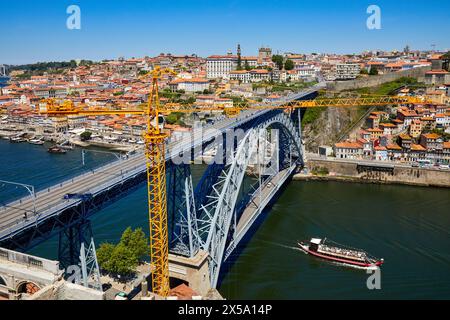 Touristenboot, Fluss Rio Douro, Brücke Ponte Dom Luis I, Porto, Portugal Stockfoto