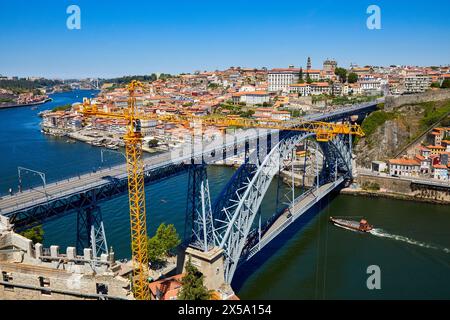 Touristenboot, Fluss Rio Douro, Brücke Ponte Dom Luis I, Porto, Portugal Stockfoto