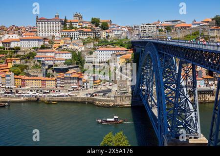 Touristenboot, Fluss Rio Douro, Brücke Ponte Dom Luis I, Porto, Portugal Stockfoto