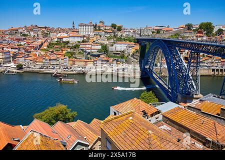 Touristenboot, Fluss Rio Douro, Brücke Ponte Dom Luis I, Porto, Portugal Stockfoto