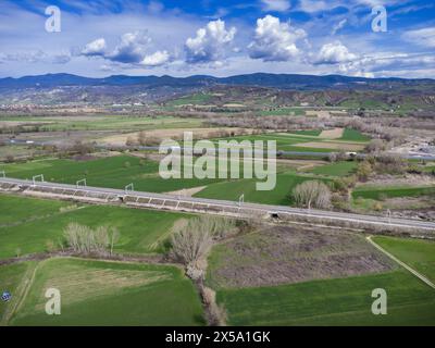 Blick von oben auf einen Teil des Tibertals, wo die Autobahn A1 bei Orten in Latium in Mittelitalien parallel zur Hochgeschwindigkeitsstrecke verläuft. Stockfoto