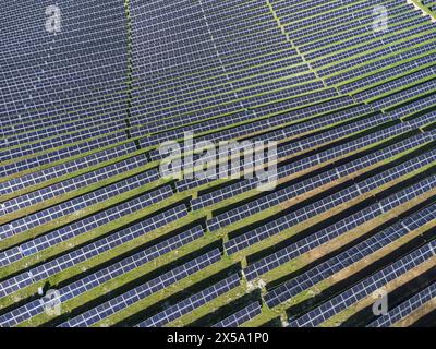 Bodenmontierte Photovoltaikanlagen von oben gesehen. Dieses System wird in der Nähe von Montalto di Castro in Mittelitalien installiert. Stockfoto