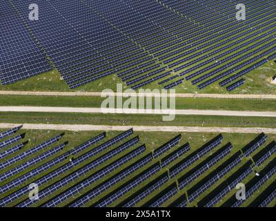 Bodenmontierte Photovoltaikanlagen von oben gesehen. Dieses System wird in der Nähe von Montalto di Castro in Mittelitalien installiert. Stockfoto