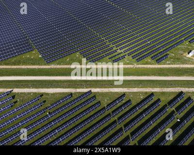 Bodenmontierte Photovoltaikanlagen von oben gesehen. Dieses System wird in der Nähe von Montalto di Castro in Mittelitalien installiert. Stockfoto