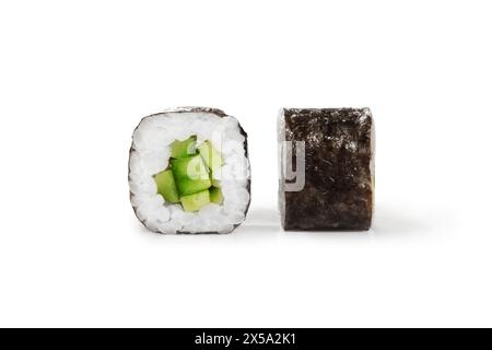 Klassische Kappa Maki Sushi-Brötchen mit Gurken auf weiß Stockfoto