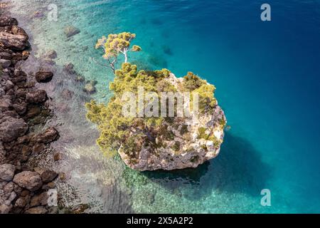 Das Wahrzeichen Brela Stein oder Kamen Brela am Strand Punta rata bei Brela, Kroatien, Europa | der Brela Stein, Symbol von Brela bei Punta rata beac Stockfoto