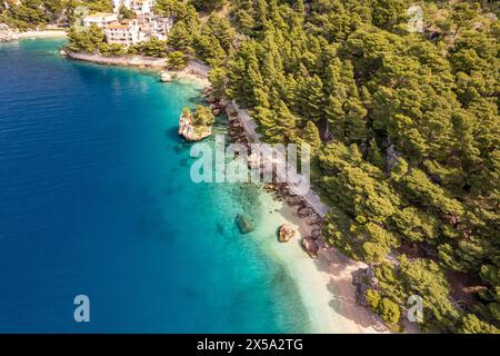 Das Wahrzeichen Brela Stein oder Kamen Brela am Strand Punta rata bei Brela, Kroatien, Europa | der Brela Stein, Symbol von Brela bei Punta rata beac Stockfoto