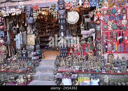 Souvenirs, die in einem Geschäft in Swayambhunath, einem alten religiösen Komplex in Kathmandu, Nepal, verkauft werden Stockfoto