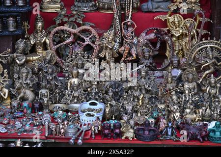 Souvenirs, die in einem Geschäft in Swayambhunath, einem alten religiösen Komplex in Kathmandu, Nepal, verkauft werden Stockfoto