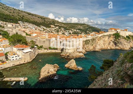 Bokar-Festung, Kolorina Bucht und Stadtmauer in Dubrovnik, Kroatien, Europa | Festung Bokar, Kolorina Bucht und Stadtmauer in Dubrovnik, Kroatien, E Stockfoto