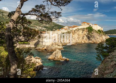 Bokar-Festung, Kolorina Bucht und Stadtmauer in Dubrovnik, Kroatien, Europa | Festung Bokar, Kolorina Bucht und Stadtmauer in Dubrovnik, Kroatien, E Stockfoto