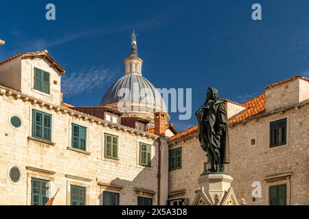 Ivan Gundulic Statue auf dem Gundulic Platz in Dubrovnik, Kroatien, Europa | Denkmal des Dichters Ivan Gundulić auf dem Gundulić Platz in Dubrovnik, Kroatien, Stockfoto