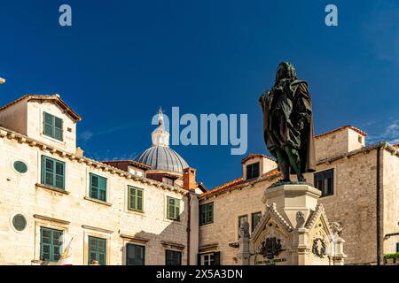 Ivan Gundulic Statue auf dem Gundulic Platz in Dubrovnik, Kroatien, Europa | Denkmal des Dichters Ivan Gundulić auf dem Gundulić Platz in Dubrovnik, Kroatien, Stockfoto