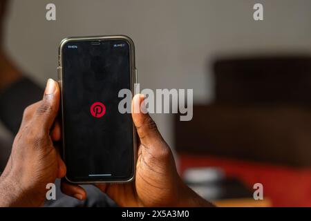 FCT Abuja, Nigeria - 8. Mai 2024: Pinterest Apps melden sich am Bildschirm an. Pinterest ist eine Online-Pinnwand, mit der Menschen ihre interessanten Dinge feststecken können. Stockfoto