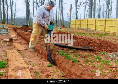 Installation von Sturmabflussrohren in Grabenabflüssen zur Ableitung von Regenwasser Stockfoto