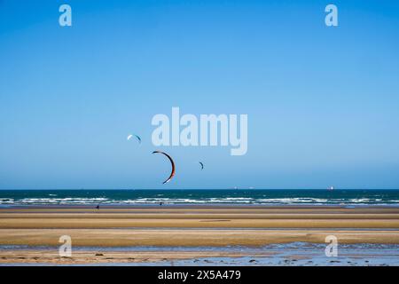 People Kitesurfen am Llanddona Beach in Red Wharf Bay, Isle of Anglesey, Nordwales, Großbritannien Stockfoto