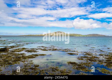 Blick über das ruhige Meer zur Insel Eriskay von Kilbride, South Uist, Äußeren Hebriden, Western Isles, Schottland, Großbritannien, Großbritannien Stockfoto