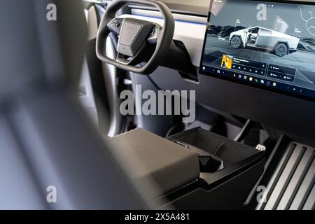 Elegantes Interieur des Tesla Cybertruck mit futuristischem Armaturenbrett Stockfoto