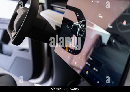 Elegantes Interieur des Tesla Cybertruck mit futuristischem Armaturenbrett Stockfoto